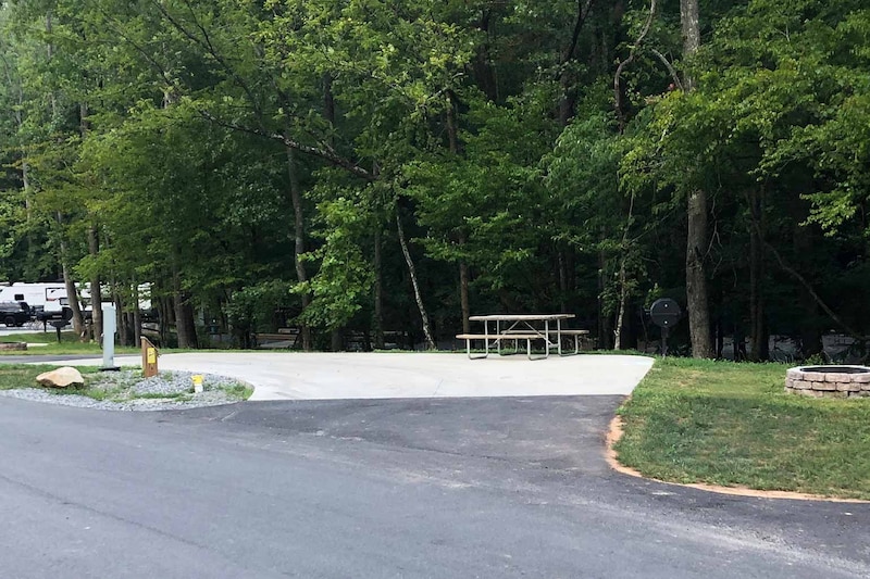 Creekside Red Carpet Pull-Thru RV Site-3